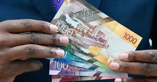 A visual of someone holding money